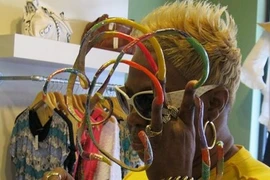 Nuôi móng tay để được gặp người nổi tiếng