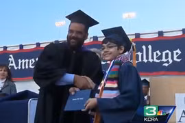 11 tuổi có 3 bằng cao đẳng 