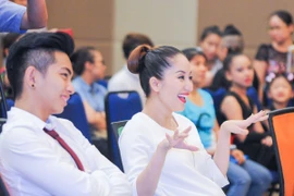 Khánh Thi bất ngờ, thích thú xem “vũ công” nhí so tài