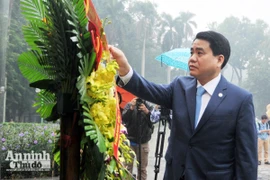 Chủ tịch UBND TP Hà Nội Nguyễn Đức Chung dâng hoa tưởng niệm tại tượng đài V.I Lenin