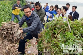 Phó Thủ tướng Vũ Đức Đam tham gia thu dọn phế thải ven hồ Linh Đàm