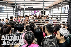 Mệt mỏi chen chân mua hàng hiệu giảm giá ngày Black Friday