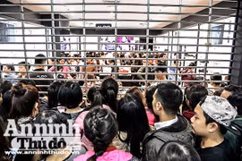 Mệt mỏi chen chân mua hàng hiệu giảm giá ngày Black Friday