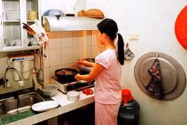 Chuyện đời những phụ nữ "quê" lên phố làm nghề giúp việc