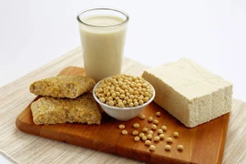 Đậu nành "trị" mãn kinh