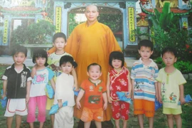 Về chùa Sùng Nghiêm gặp sư thầy có 9 người con