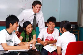 Vừa nói vừa đệm tiếng Anh, liệu có "đẳng cấp" và "sành điệu"?