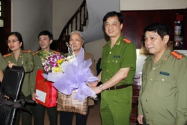 Thăm hỏi, tặng quà cán bộ Ban liên lạc chiến trường B, C, K