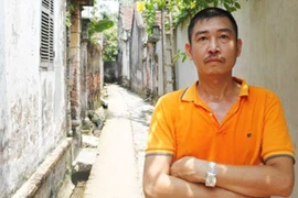 Họa sỹ Lê Thiết Cương ra mắt thơ trên gốm Bát Tràng