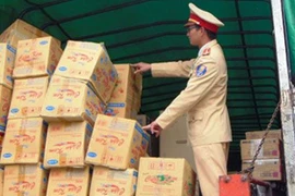 Xe tải chở hàng trăm chai rượu ngoại nhập lậu