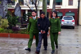 Thuê xe tải đánh cắp hàng chục cuộn vải may mặc