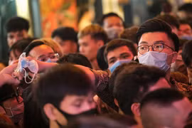 Phố đi bộ hoạt động trở lại sau dịch, người dân hào hứng trở về trạng thái bình thường