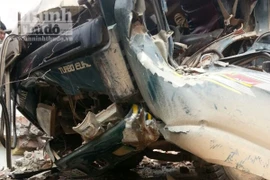 Xe tải kéo đổ cổng làng, tài xế tử nạn trong cabin