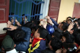 Khổ sở mua vé xem Công Phượng thi đấu trên sân Vinh