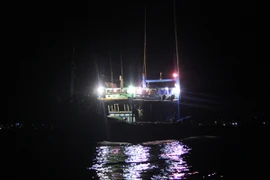 Cứu 10 ngư dân trên tàu cá bị nạn ở Trường Sa 