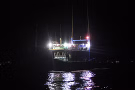 Cứu 10 ngư dân trên tàu cá bị nạn ở Trường Sa 