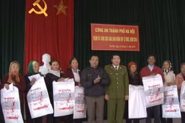 CAH Mỹ Đức thăm, tặng quà đồng bào công giáo