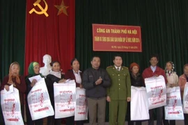 CAH Mỹ Đức thăm, tặng quà đồng bào công giáo