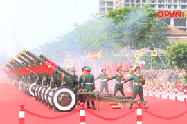 Khoảnh khắc bắn đại bác tại Lễ kỷ niệm 50 năm Ngày Giải phóng miền Nam, thống nhất đất nước