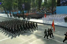 Khối nữ Dân quân miền Nam và miền Bắc tại Lễ diễu binh, diễu hành Kỷ niệm 50 năm Ngày Giải phóng miền Nam, thống nhất đất nước