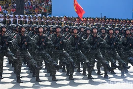 Toàn cảnh lễ diễu binh, diễu hành kỷ niệm 50 năm Giải phóng miền nam, thống nhất đất nước