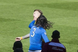 Vết nhơ của bóng đá Anh: Cầu thủ đấm đá nhau túi bụi ngay trên sân