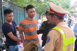 “Bác sĩ” mang “hàng cấm”, run sợ khi gặp “141”