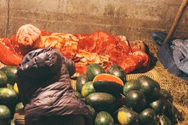 Giấc ngủ chập chờn của các tiểu thương ở chợ đầu mối Long Biên