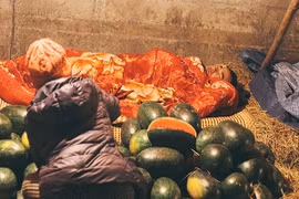 Giấc ngủ chập chờn của các tiểu thương ở chợ đầu mối Long Biên