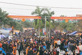 Biển người về trẩy hội Lim