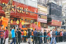 Tiệm vàng lớn xếp hàng dài, tiệm vàng nhỏ ế chỏng chơ