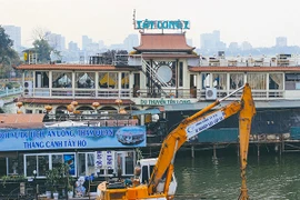 Các nhà hàng nổi ở hồ Tây bắt đầu di dời, tháo dỡ