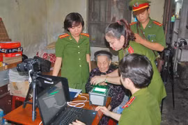 Đến tận nhà cấp chứng minh nhân dân phục vụ Mẹ Việt Nam Anh hùng