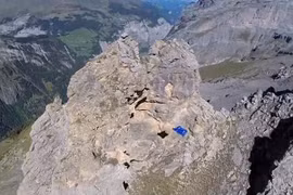 Bay xuyên khe núi hẹp