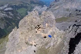 Bay xuyên khe núi hẹp