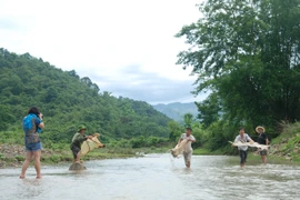 Về Mường Tè, quăng chài bắt cá