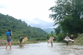 Về Mường Tè, quăng chài bắt cá