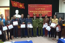 Tuổi trẻ phòng CSKT trao quà cho các gia đình có hoàn cảnh khó khăn