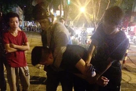 Mải mê chơi Pokemon GO, cô gái bị giật phăng iPhone 6 Plus