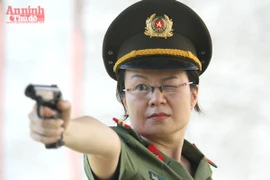 Nữ VĐV cận thị đạt 96/100 điểm tại giải bắn súng quân dụng