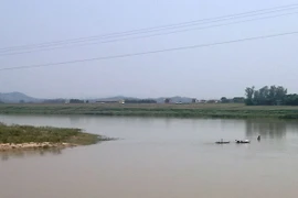 Hai nữ sinh bị nước cuốn mất tích khi tắm sông