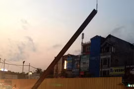 Thanh dầm thi công tuyến đường sắt trên cao rơi xuống đường