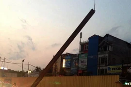 Thanh dầm thi công tuyến đường sắt trên cao rơi xuống đường
