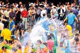 Tham dự Tết té nước Thái Lan tại Hà Nội
