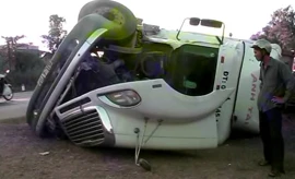 Clip xe chở container lật nhào trên quốc lộ 1A