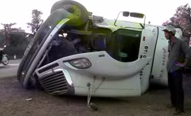 Clip xe chở container lật nhào trên quốc lộ 1A