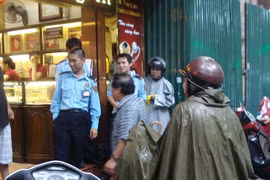 Đội mưa đi bán vàng