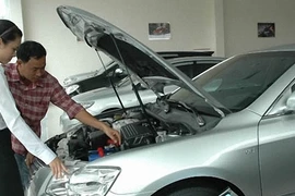 Lượng ô tô bán ra giảm nhẹ