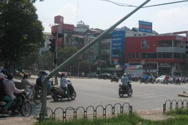 Cột đèn chiếu sáng… què cụt