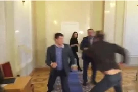 Nghị sỹ Ukraine đánh nhau trong phiên họp quốc hội